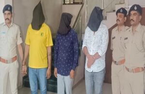 เชเชฏเซเชเชจ เชฆเซเชฌเชเชฎเชพเช เชเชกเชพเชฏเซ เช
เชจเซ เชฐเชพเชเชเซเชเชจเชพ เชงเชเชงเชพเชฐเซเชฅเซเชจเซ เช
เชชเชนเชฐเชฃ เช
เชฎเชฆเชพเชตเชพเชฆเชฎเชพเช เชฅเชฏเซเช, เชฌเซเชชเชฒ เชชเซเชฒเซเชธเซ เชเชพเชฐ เชเชฐเซเชชเซเชจเซ เชงเชฐเชชเชเชก เชเชฐเซ,เช
เชชเชนเชฐเชฃเชเชฐเซเชคเชพเชเช 10 เชเชฐเซเชกเชจเซ เชเชเชกเชฃเซ เชฎเชพเชเชเซ เชนเชคเซ