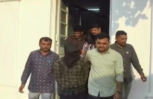 เชฌเซเชชเชฒเชฎเชพเช เชฎเชนเชฟเชฒเชพ เชธเชพเชฅเซ เชเซเชเช เชฐเซเชช เชเซเชธเชฎเชพเช เชฎเซเชเชพ เชเซเชฒเชพเชธเชพ, เชชเชพเชเชเซเชฏ เชเชฐเซเชชเซเชเชจเซ เชเชเชฐเซ เชชเซเชเชชเชฐเช เชเชฐเชพเช, เชซเซเชฒเชฟเชชเชเชพเชฐเซเชเชฎเชพเชเชฅเซ เชฎเชเชเชพเชตเซเชฒเซ เชจเชเชฒเซ เชฐเชฟเชตเซเชฒเซเชตเชฐเชฅเซ เชฒเซเชเช เชเชฒเชพเชตเซ เชนเชคเซ